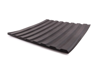 Gumová podlahovina s ryhovaným dezénom hrubá SBR 65°Sh 6x1200x10000 mm - rolka 12 m2